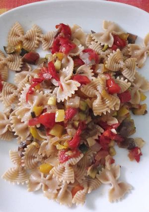 Foto di Farfalle integrali con verdure al forno