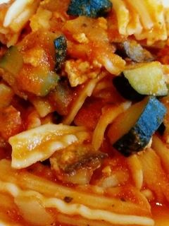 Una foto de Capricci con calabacín, tomate natural y picada de pollo