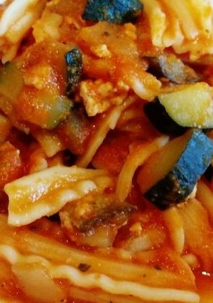 Una foto de Capricci con calabacín, tomate natural y picada de pollo