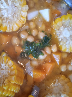Una foto de Guiso de garbanzos con vegetales y cúrcuma