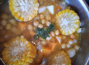 Una foto de Guiso de garbanzos con vegetales y cúrcuma