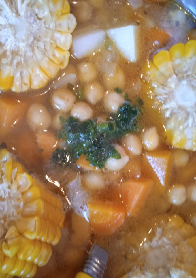 Una foto de Guiso de garbanzos con vegetales y cúrcuma