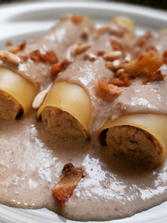 Una foto de Canelones de pollo rustido con salsa de foie y ceps