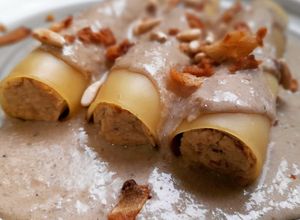 Una foto de Canelones de pollo rustido con salsa de foie y ceps