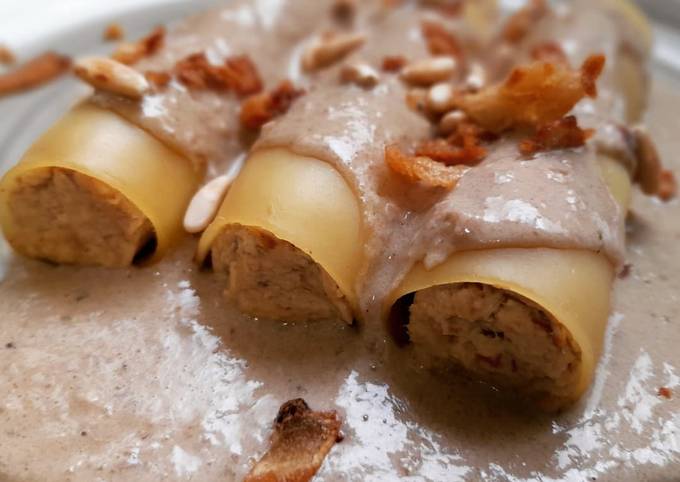 Canelones de pollo rustido con salsa de foie y ceps Receta de Toni Martín-  Cookpad