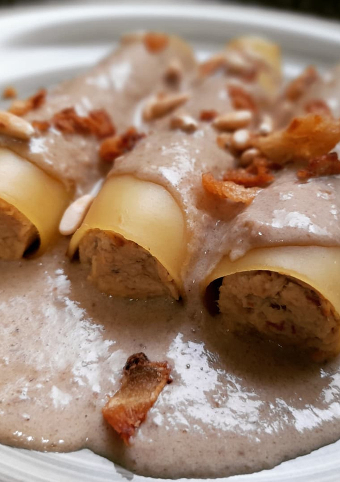 Una foto de Canelones de pollo rustido con salsa de foie y ceps