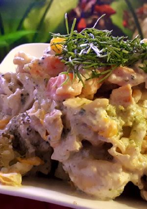 Zdjęcie przepisu Brokułowa sałatka z tortellini i kurczakiem.