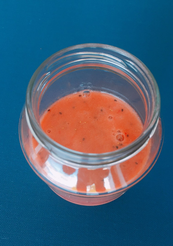 Una foto de Zumo de frutas: fresas y kiwi