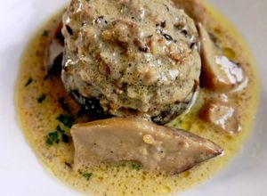Foto di Fungo Ripieno con Porcini e Salsa al Tartufo Bianco