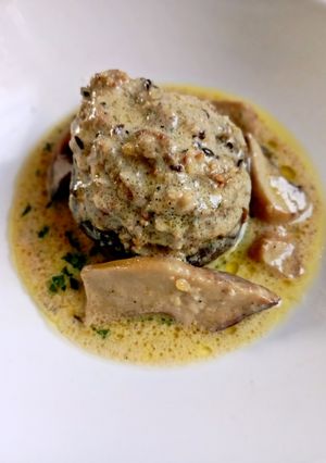 Foto di Fungo Ripieno con Porcini e Salsa al Tartufo Bianco