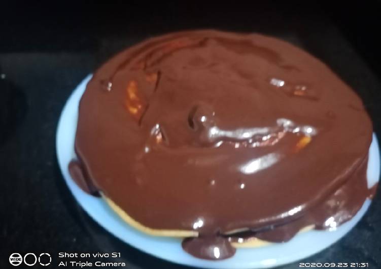 પેન કેક વિથ ચોકલેટ સોસ (Pancake with chocolate sauce Recipe In Gujarati)