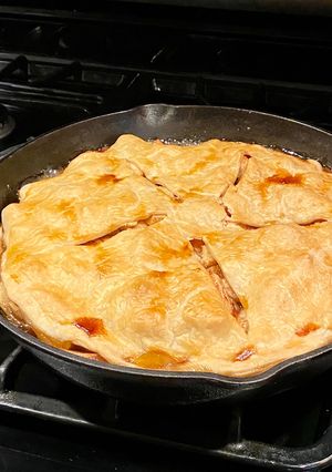A picture of Cast iron apple pie.