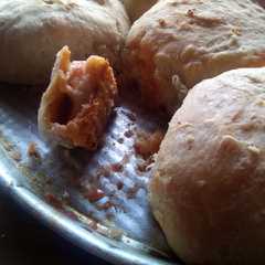 Una foto de Panes rellenos de tomate, queso y salsa