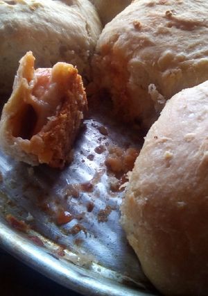 Una foto de Panes rellenos de tomate, queso y salsa