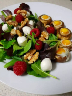 Una foto de Champiñones rellenos de huevo de codorniz y ensalada de frutos rojos