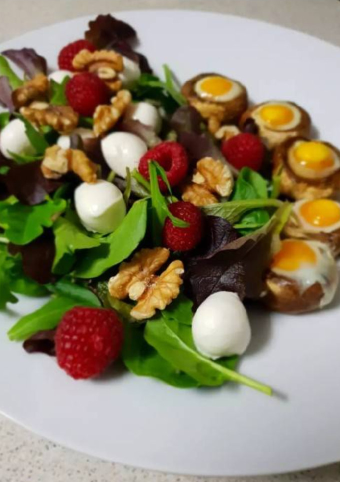 Una foto de Champiñones rellenos de huevo de codorniz y ensalada de frutos rojos