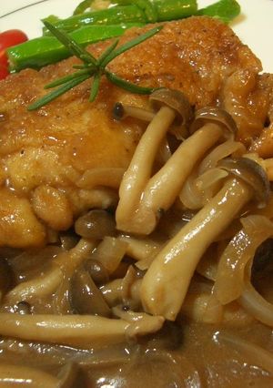 A picture of Braised Chicken with Red Wine & Balsamic Vinegar.