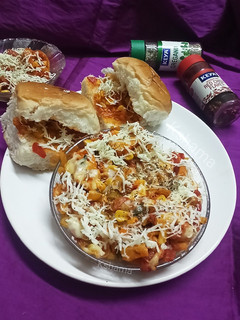 ચીઝ પીઝા મસાલા પાઉં (Cheese pizza Masala Pav Recipe in Gujarati) રેસીપી મુખ્ય ફોટો