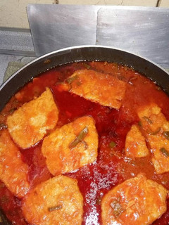 Una foto de Filetes de atún encebollado