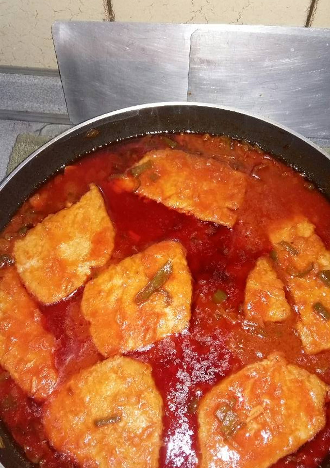Una foto de Filetes de atún encebollado