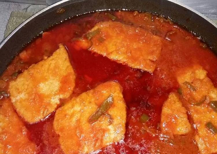 Filetes de atún encebollado