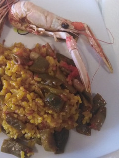 Una foto de Paella con gambas y cigalas