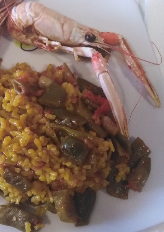 Una foto de Paella con gambas y cigalas