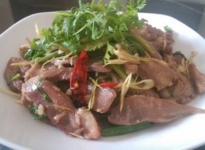 Hình của món Lưỡi heo xào sả ớt.