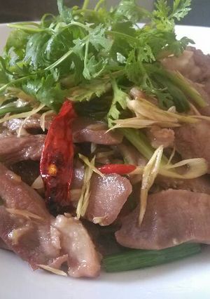 Hình của món Lưỡi heo xào sả ớt.