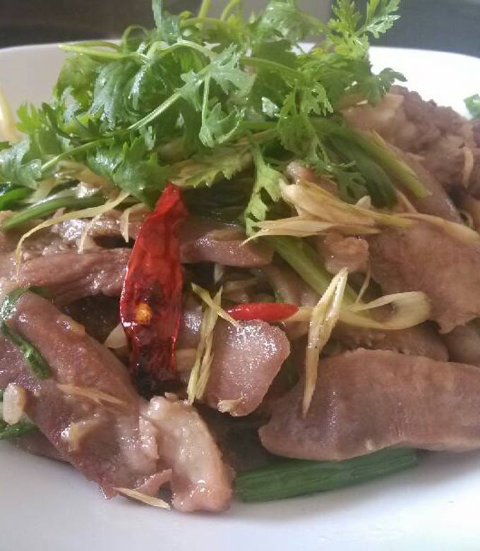 Hình của món Lưỡi heo xào sả ớt.