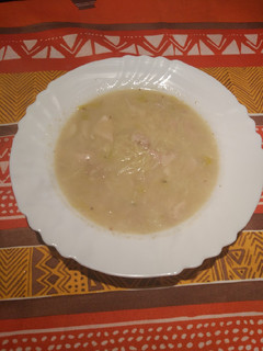 Una foto de Caldo de pollo y verduras con fideos