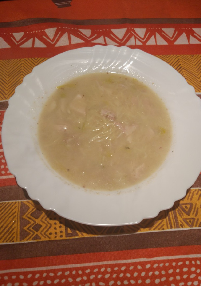 Una foto de Caldo de pollo y verduras con fideos