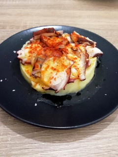 Una foto de Pulpo a la gallega sobre puré de patata y coliflor