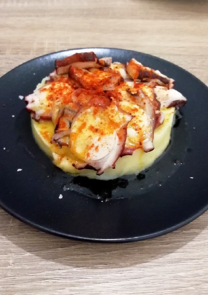 Una foto de Pulpo a la gallega sobre puré de patata y coliflor