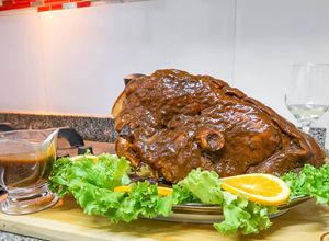 Una foto de Pernil de cerdo al horno 🐷🍖