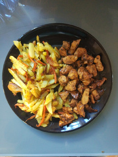 Una foto de Pollo al limón con especias y patatas fritas con zanahorias