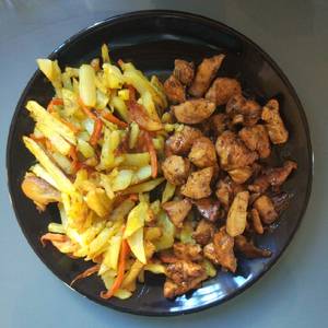 Pollo al limón con especias y patatas fritas con zanahorias
