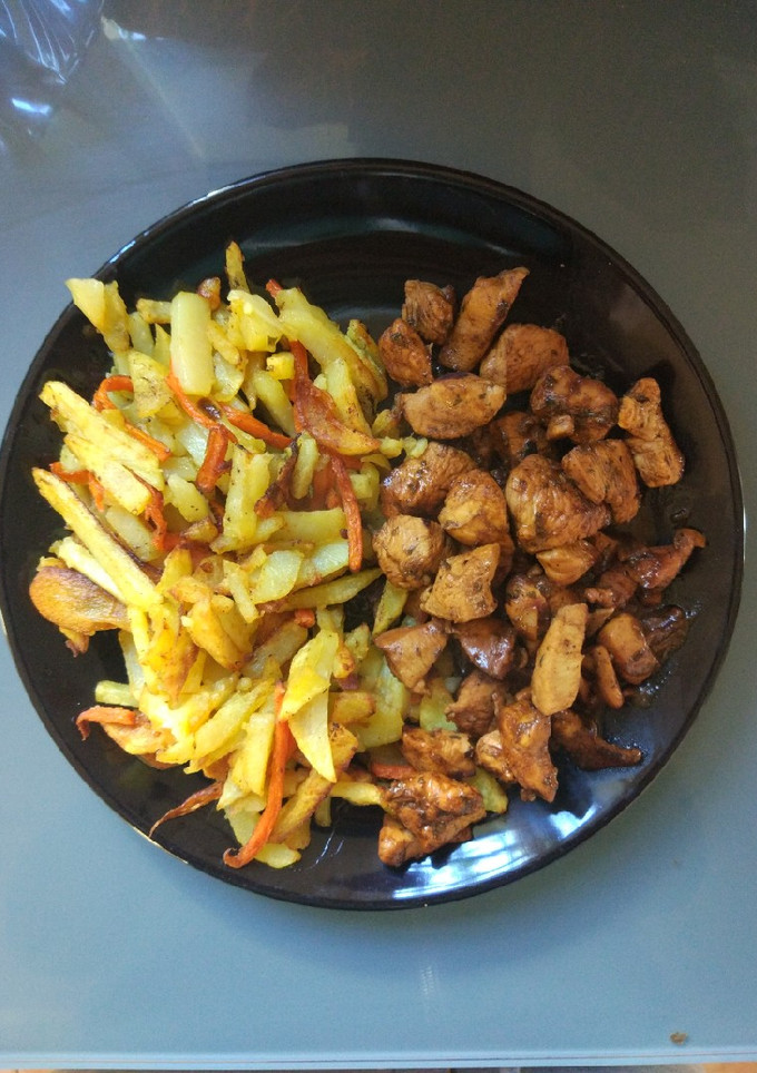 Una foto de Pollo al limón con especias y patatas fritas con zanahorias