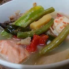 A picture of Seafoods soup(sinigang).
