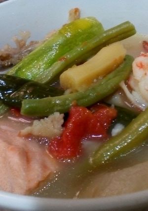 A picture of Seafoods soup(sinigang).