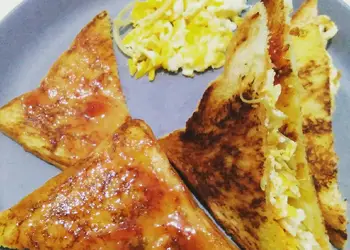 Resep Baru Roti toast isi telur keju bombay dn selai stroberi Enak dan Sehat