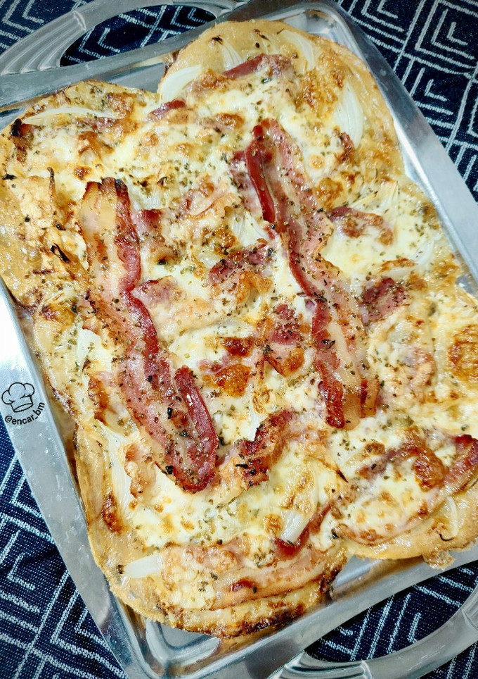 Una foto de Masa crujiente de arroz con cebolla, panceta y queso