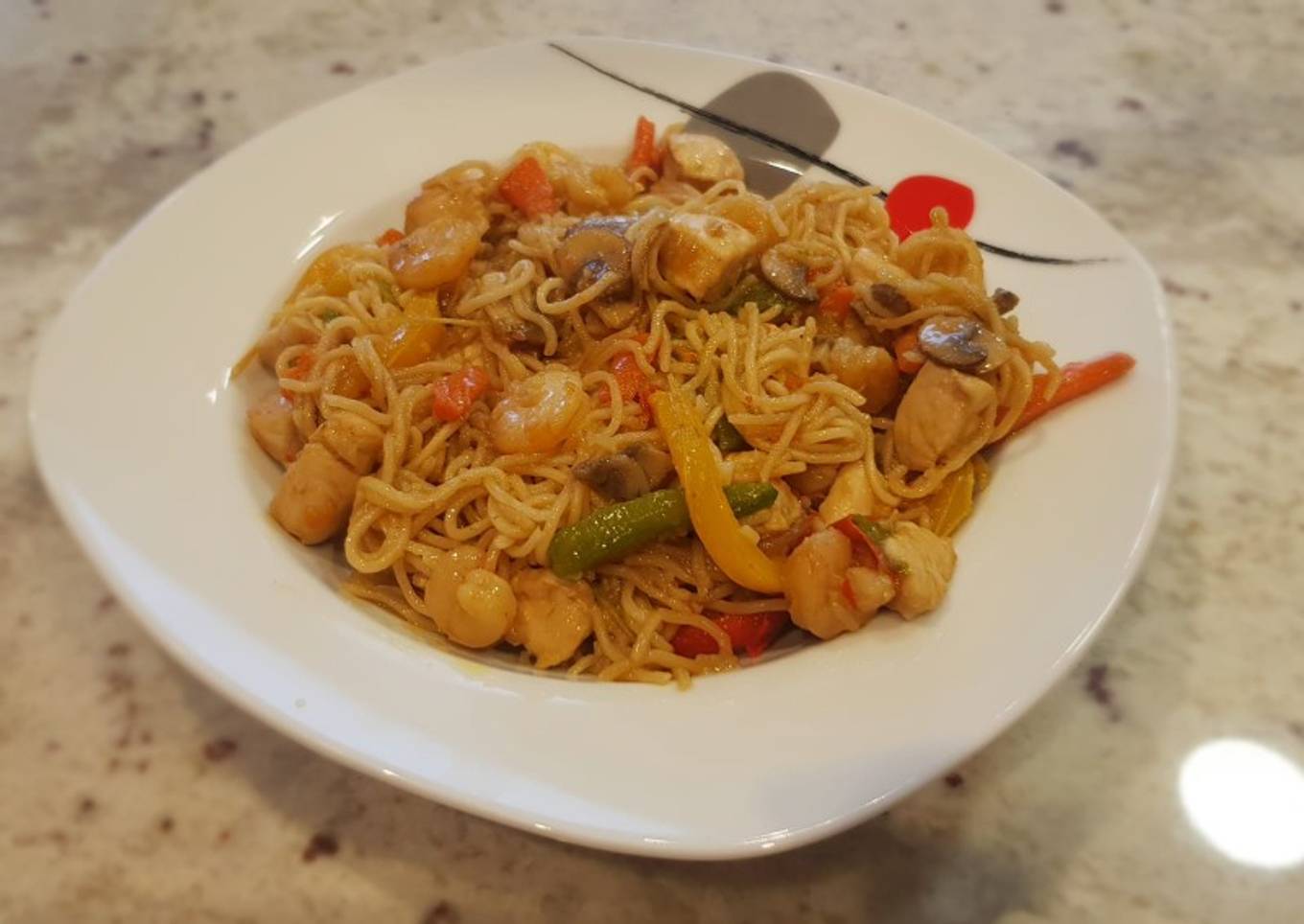 Noddles con pollo y gambas