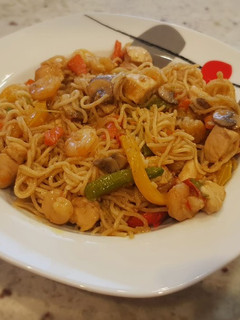 Una foto de Noodles con pollo y gambas