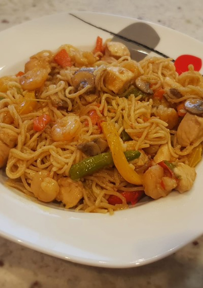 Una foto de Noodles con pollo y gambas