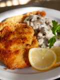Filetes de cerdo rebozados y salsa de champiñón 🇩🇪 // Jägerschnitzel