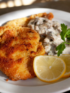 Una foto de Filetes de cerdo rebozados y salsa de champiñón 🇩🇪 // Jägerschnitzel