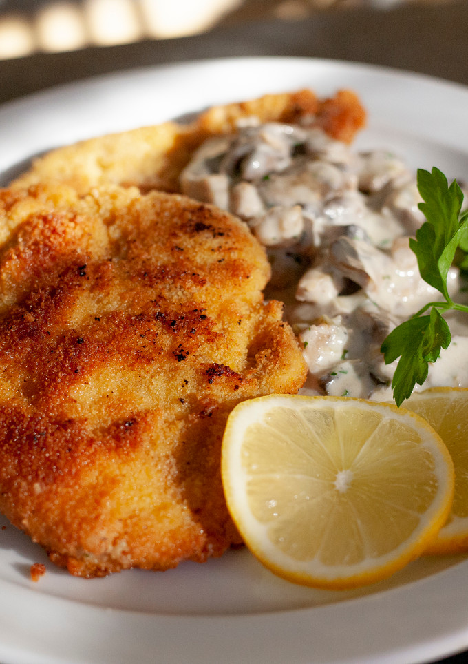 Una foto de Filetes de cerdo rebozados y salsa de champiñón 🇩🇪 // Jägerschnitzel