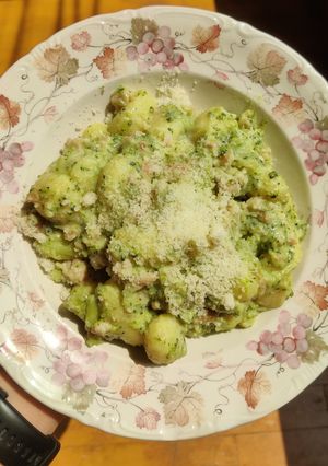Una foto de Ñoquis con brócoli y carne picada