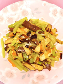 芹菜炒豆干 (不辣版) 的食譜成品照片